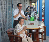 89歲的林亞乖女士，雖然行動不便，但在兒子王明燈陪伴下，虔誠到來浴佛。【攝影者：余國椋】