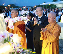馬來西亞佛教總會柔佛州分會主席釋禪亮法師（右）首次參加慈濟浴佛典禮，引領大眾浴佛。左為第二次參與慈濟浴佛典禮的多杰喇嘛（Lama Dorje Wangyal）。【攝影者：陳宗烈】