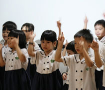 四歲班和五歲班的小朋友演繹手語〈師恩深．一生深〉，表達對老師的感激之情。【攝影者：黃綉英（慈錦）】