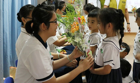 小朋友給老師獻上花束，氣氛溫馨感人。【攝影者：黃綉英（慈錦）】
