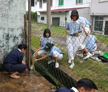 後院的雜草和雜物清乾淨、地板洗乾淨後，慈少們與志工們合力把掀開了一大半的籬笆重新圍上。【攝影者：黎合強】