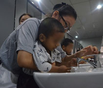 人醫會醫護仔細教導小朋友正確的洗手方式，讓他們培養良好的習慣，減少疾病傳染的機會。【攝影者：蔡振加（惟立）】