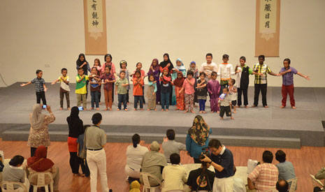 馬來西亞吉打慈濟志工邀約穆斯林照顧戶回到靜思堂慶祝開齋節，小朋友在活動尾聲上台表演「一家人」的手語。【攝影者：蔡振加（惟立）】