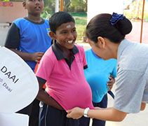 課程節目組在營隊還沒開始之前，特地安排了學員們塞一粒氣球在他們肚子前面，讓他們感覺媽媽懷孕時的模樣。【攝影者：陳漢發】