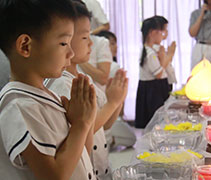 檳城慈濟幼兒園學生雙手合十，去除心中雜念，虔誠禮佛。【攝影者：黃翊晴】