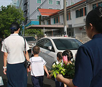 檳城慈濟幼兒園學生手牽手，在老師與慈濟志工的陪同下，走出校園，進行佛到家、福到家，與民眾結好緣，同時給予他人機會浴佛。【攝影者：黃翊晴】