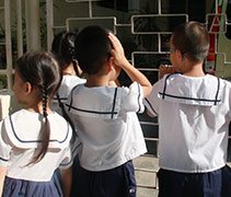 檳城慈濟幼兒園學生頂著烈日，在一戶又一戶的鄰居家外頭高聲喊道「您好，請問有人在家嗎？」，就算吃了閉門羹，也給予祝福，再繼續往下一家前進。【攝影者：黃翊晴】