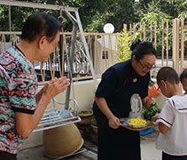 檳城慈濟幼兒園學生走入社區，讓鄰里參與浴佛。浴佛前，孩子們會先行示範，讓對方了解浴佛程序。【攝影者：黃翊晴】