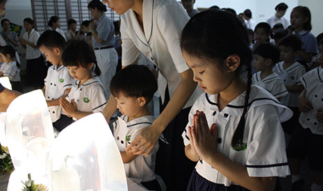 北海慈濟幼兒園學生雙手合十，心無旁騖，誠心祈禱，進行禮佛。【攝影者：洪繪萍】