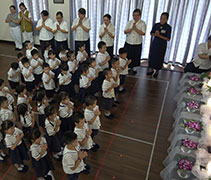 北海慈濟幼兒園的大愛媽媽在浴佛活動開始前進行彩排以及準備工作。【攝影者：洪繪萍】