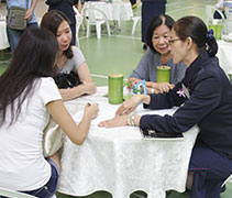 菩薩招生區志工用心宣導慈濟八大法印，以誠與情邀約大德們一起勤修善法，付出大愛。【攝影者：王進鋒】