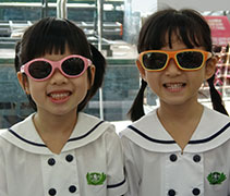 老闆給北海慈濟幼兒園的每一位學生試戴墨鏡，讓學生們體驗不一樣的感受。【攝影者：洪繪萍】