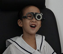 北海慈濟幼兒園學生給驗眼師進行近視，遠視或閃光的眼睛測試。【攝影者：洪繪萍】