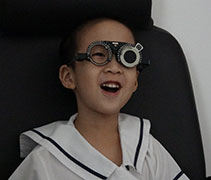 北海慈濟幼兒園學生給驗眼師進行近視，遠視或閃光的眼睛測試。【攝影者：洪繪萍】