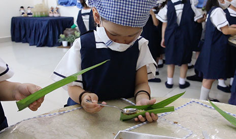 峇六拜慈濟幼兒園的學生採用香蘭葉、香積飯及素香鬆，製作小巧且營養十足的素食粽子。【攝影者：陳瑞文】