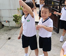 峇六拜慈濟幼兒園的學生在校門口舉行小型義賣會，向家長與民眾義賣親手裹的素粽。【攝影者：陳瑞文】