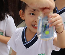 義賣會所得被存入峇六拜慈濟幼兒園學生的奶瓶中，戒奶瓶之餘，還能行善。【攝影者：陳瑞文】