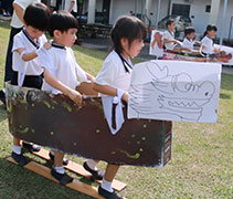 檳城慈濟幼兒園學生以三人一組的方式，進行龍舟賽，透過小組合作，培養孩子們的默契及合和互協的精神。【攝影者：黃翊晴】