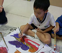 檳城慈濟幼兒園的學生大筆揮灑，為龍頭填上色彩。【攝影者：黃翊晴】