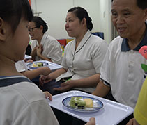 小朋友給老師麼送上蛋糕，感謝老師們辛苦的付出。【攝影者：洪繪萍】