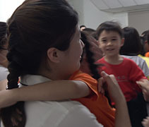 小朋友給最愛的老師送上愛的抱抱，讓老師們心中化苦為甘甜。【攝影者：洪繪萍】