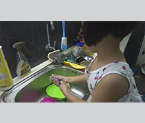 使用完餐具後，蘇詩涵亦會自行清洗，是媽媽的家務事好幫手。【攝影者：洪繪萍】