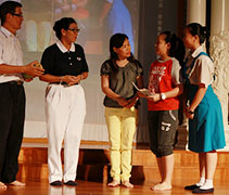 志工以馬來語呈現戲劇《我很幸福》為這一梯次的頒發禮掀起序幕。【攝影者：林琮淞】