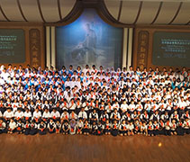 三百二十二位中小學生受惠來個大合照。 【攝影者：王榮海】