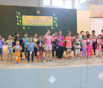志工們帶動巫裔孩子們齊心歡唱出《一家人》及手語表演。.【攝影者：莊慈聆】