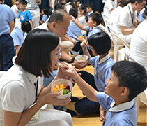 年紀輕輕的子女，略微笨拙的用筷子夾餐點餵父母，家庭的幸福，從「孝」開始。【攝影者：蘇美錂（慮希）】