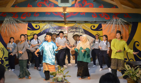 導覽員邀請學生們上臺，向馬來裔表演者們學習馬來舞蹈。【攝影者：林佑進】