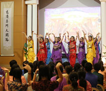 回到新山靜思堂，同學們馬上變身，秀出大馬各式民族服裝，還跳起了傳統印度舞蹈。【攝影者：羅瑞鑫（本艗）】