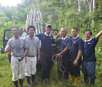為了尋找適合的竹子，志工拿著工具往深山裡去，雖然汗如雨下，但大家都是心生歡喜。【攝影者：蔡振加（惟立）】