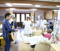 演繹前，本地創作歌手陳思聰親自參訪洗腎中心為了把慈濟的大愛呈現在即將演唱的歌曲中。【攝影者：許薇盈（懿礽）】