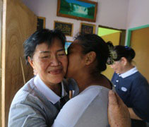 道別時刻，奴魯緊抱及親吻訪視志工，表達她打從內心的感激。【攝影者：許薇盈（懿礽）】