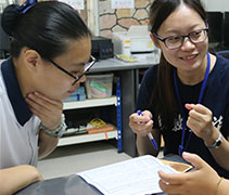 國立台東大學幼教系學生與檳城慈濟幼兒園的班導師進行討論，檢討自己的教學方案。【攝影者：洪繪萍】