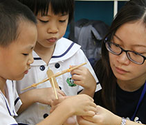 在檳城慈濟幼兒園實習的國立台東大學幼教系學生，會設計主題教學，用新穎的教學法，激發孩子的創意。【攝影者：洪繪萍】