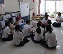 峇六拜慈濟幼兒園老師利用空檔，向國立台東大學幼教系助理教授施淑娟討教。【攝影者：陳瑞文】