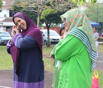 幼兒園園長諾芝逹（Norzita，左）與老師努露胡逹（Nurul Huda，右）帶領孩子們為環保志工獻唱一首可愛的馬來語歌曲。園長表示，今年她把幼兒園的基礎教學計劃，設定在環境和環保的課題上。她也希望能帶動家長一起來做環保。【攝影者：劉玉容（慮化）】