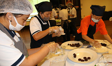 在「淨斯小廚房」，老師們學習利用淨斯產品製作月餅。【攝影者：劉智淵】