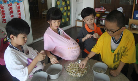 小朋友在老師的指導之下，使用新鮮的蔬果製作對媽媽和寶寶都有益的健康料理。【攝影者：許證勝（济韡）】