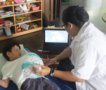老師變身成為婦產科醫生為孩子們進行腹部超音波檢查，模擬分娩過程。【攝影者：許證勝（济韡）】