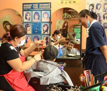 除了打掃房子，潘思伻（慈渶）師姊也陪伴水珠阿嬤母女到理髮店打理門面。【攝影者：羅錦川（濟彰）】