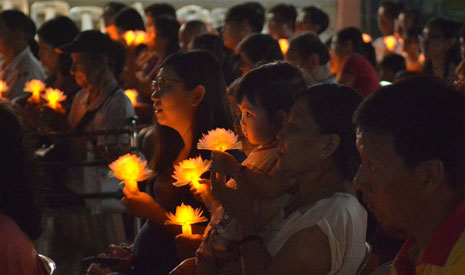 民眾手持蓮花燈燭，一起祈求社會祥和，天下無災難。【攝影者：謝政儫】 