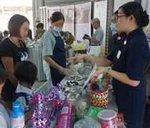 志工們示範用淨斯資糧製作月餅，也向民眾展示用回收資源製作的漂亮擺設品及環保手提袋。【攝影者：蔡淳安】