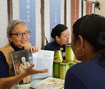 慈濟志工陳亞鑾（慈驊，左）向家長分享慈濟的故事。【攝影者：劉美芳】