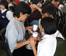 感恩奉茶儀式，學生們跪在父母面前，用雙手恭敬地向家長敬茶。【攝影者：劉美芳】