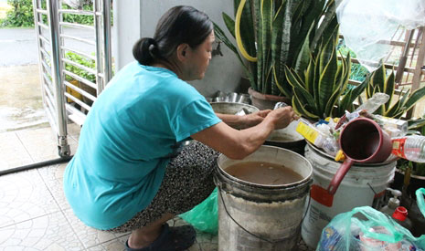 丈夫黃進霖都會負責提出從廚房收集的洗菜水或洗碗碟水放在庭院，讓淑鑾清洗回收物品。【攝影者：尤靜蓓（慮忱）】