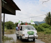 平日載送回收物的環保卡車，變成救災車載著的清掃工具和熱食，涉水進入災區送愛。【攝影者：許薇盈（懿礽）】