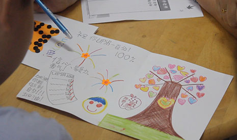 出發前，孩子們親手繪製卡片，希望把滿滿的祝福帶給考生。【攝影者：陳瑞文】